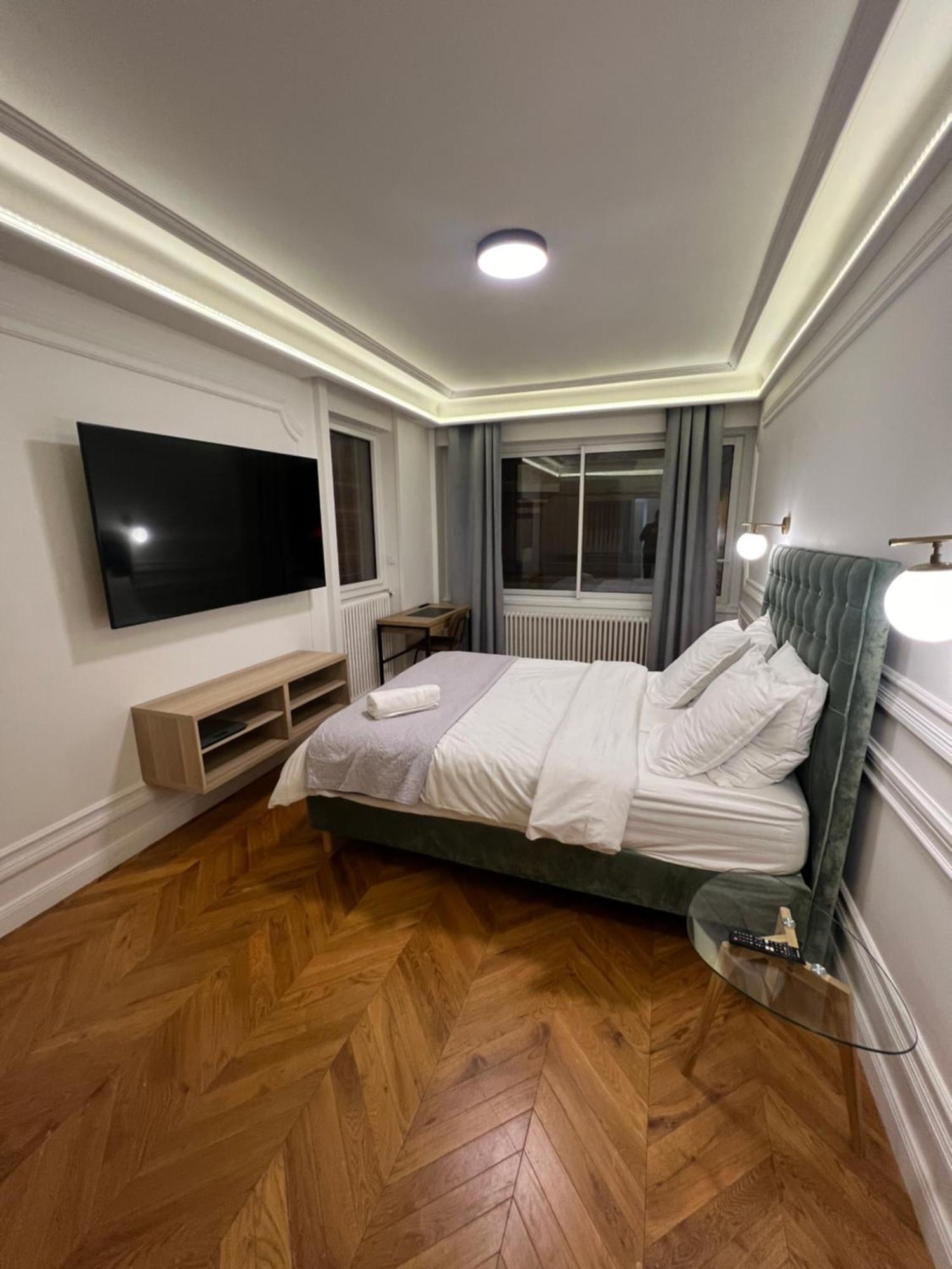 Private - Champs-elysees * Parigi